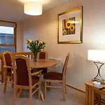 Bridge 13, Within Walking Distance Of Town Centre, Strictly No Pets Casa de Férias *